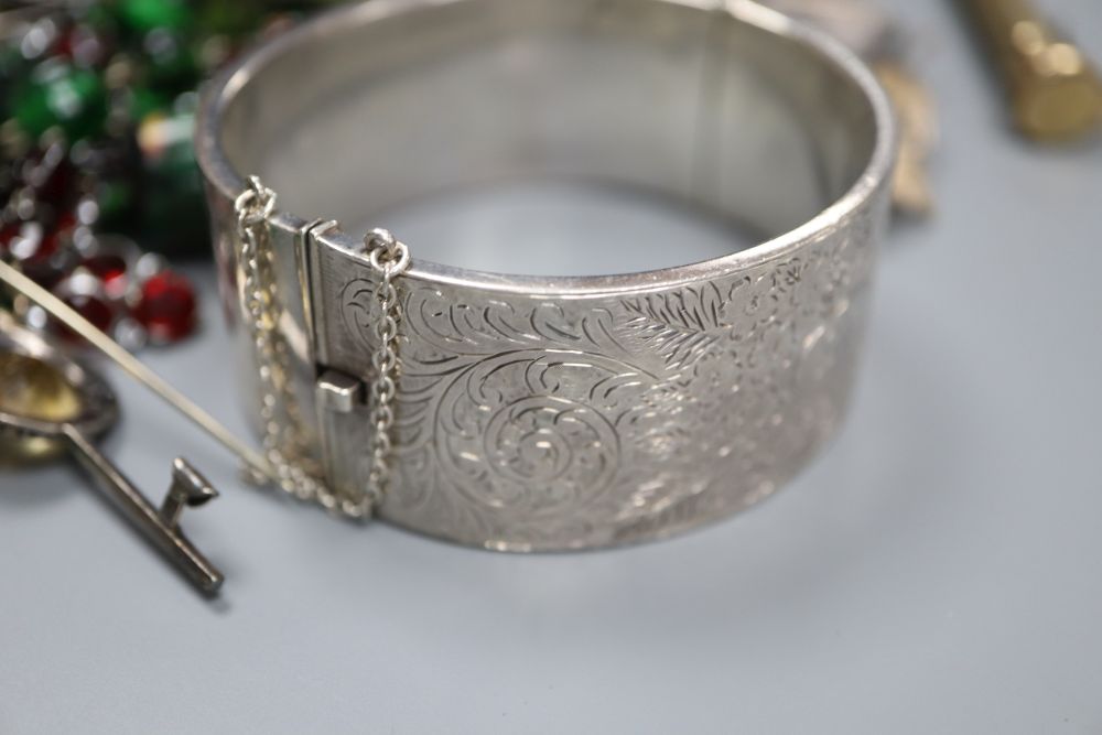 Assorted jewellery including costume and silver.